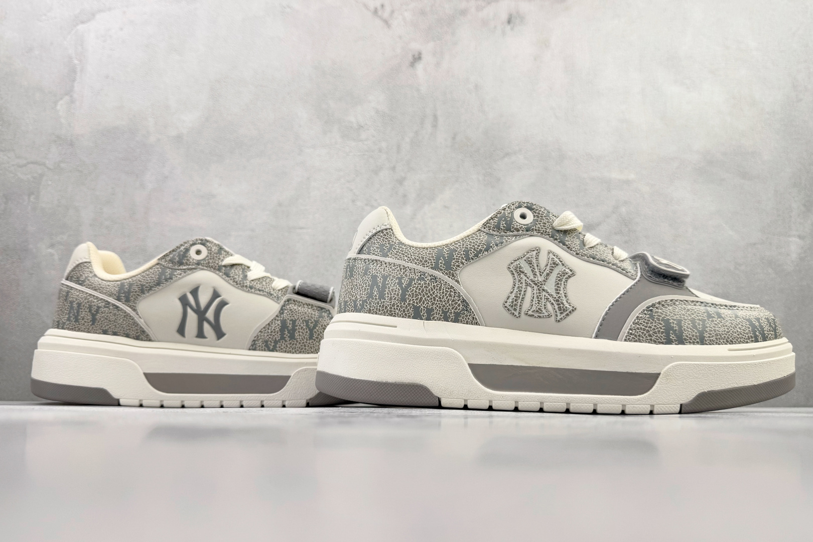 200 MLB Chunky LINER POCKET MONOGRAM 灰色 3ASXP025N-50GRS-Chinese UA Cheap High Quatity Brand Clothes Bags handbags Sneakers wholesale wholesaler seller from China Factory suppliers Fashion Clothing Shoes best Quality Beautiful Price 200 MLB Chunky LINER POCKET MONOGRAM 灰色 3ASXP025N-50GRS