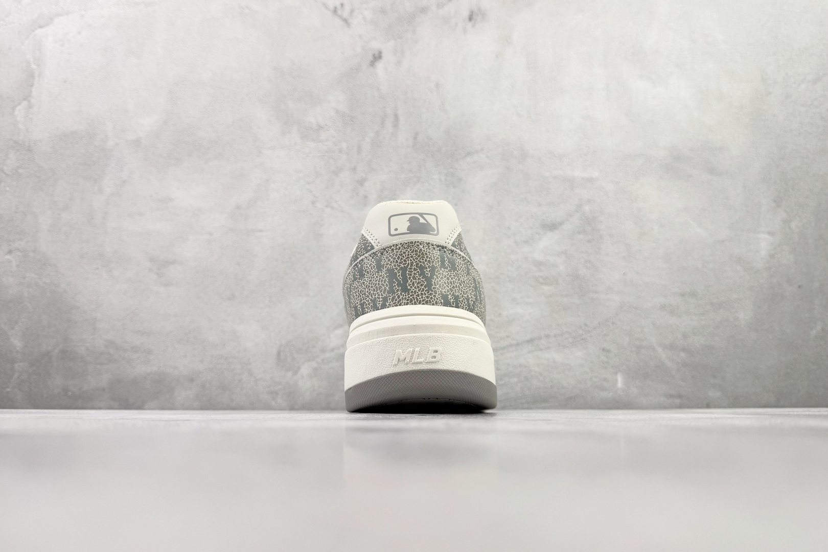 200 MLB Chunky LINER POCKET MONOGRAM 灰色 3ASXP025N-50GRS-Chinese UA Cheap High Quatity Brand Clothes Bags handbags Sneakers wholesale wholesaler seller from China Factory suppliers Fashion Clothing Shoes best Quality Beautiful Price 200 MLB Chunky LINER POCKET MONOGRAM 灰色 3ASXP025N-50GRS