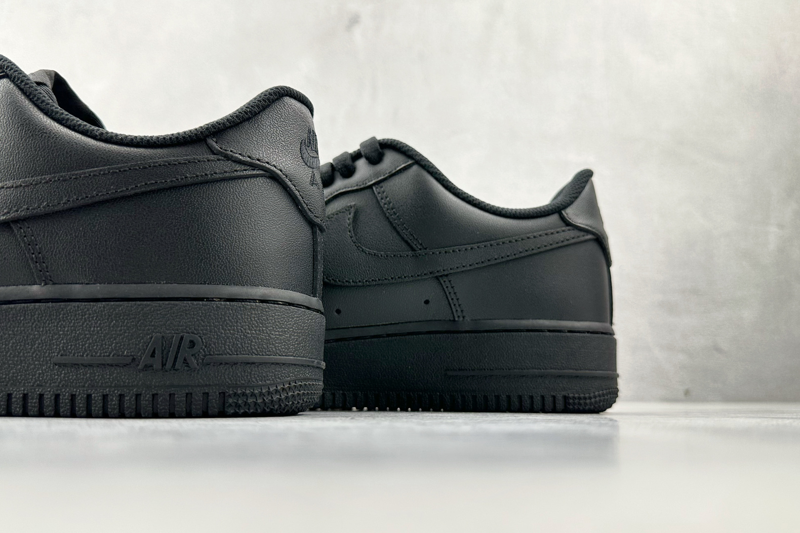 Max版 原厂皮 Nike Air Force 1'07 纯黑 黑武士货号： CW2288-001尺码：