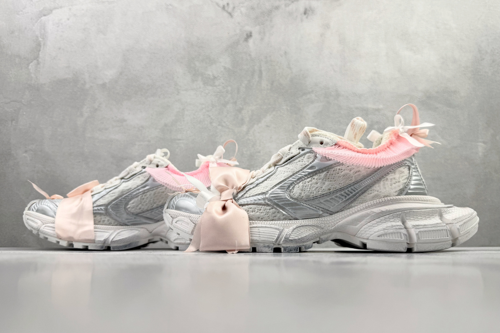 480 代购版 Balenciaga巴黎世家 3XL 白粉蝴蝶结 832994WXLMC