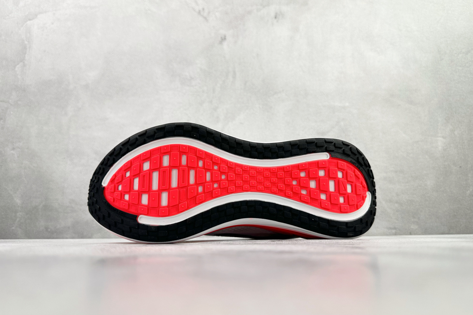 全套数据私模 Nike Vomero Plus 白红 HV8150-100