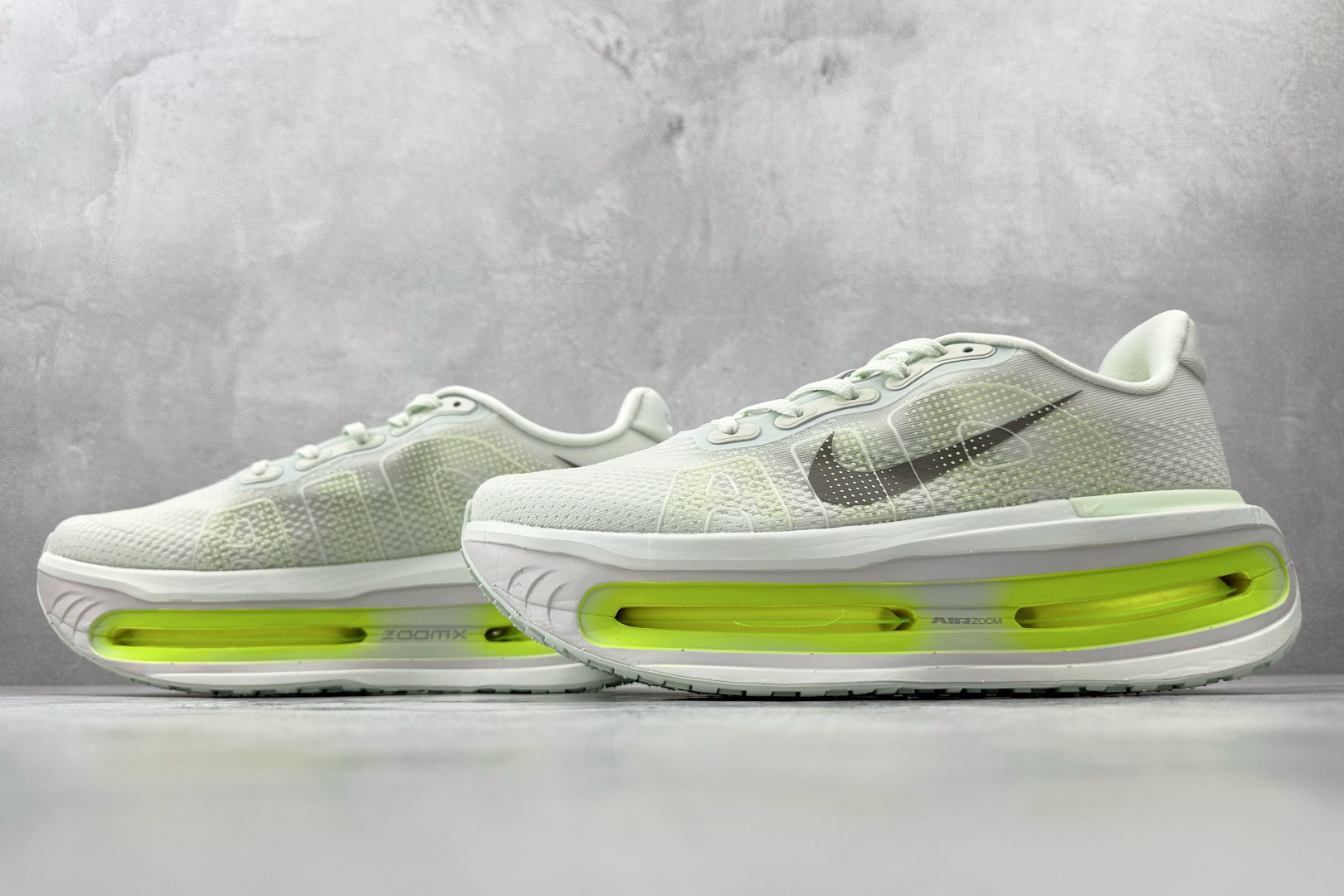 260 全套数据私模 Nike Vomero Vomero Premium 月色 HQ2050-101