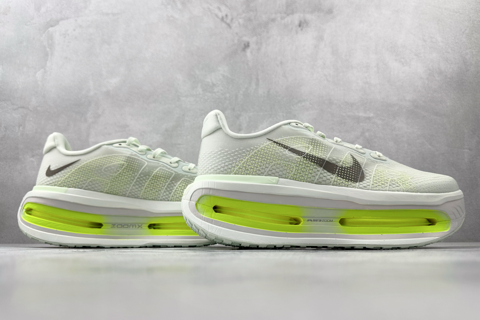 260 全套数据私模 Nike Vomero Vomero Premium 月色 HQ2050-101