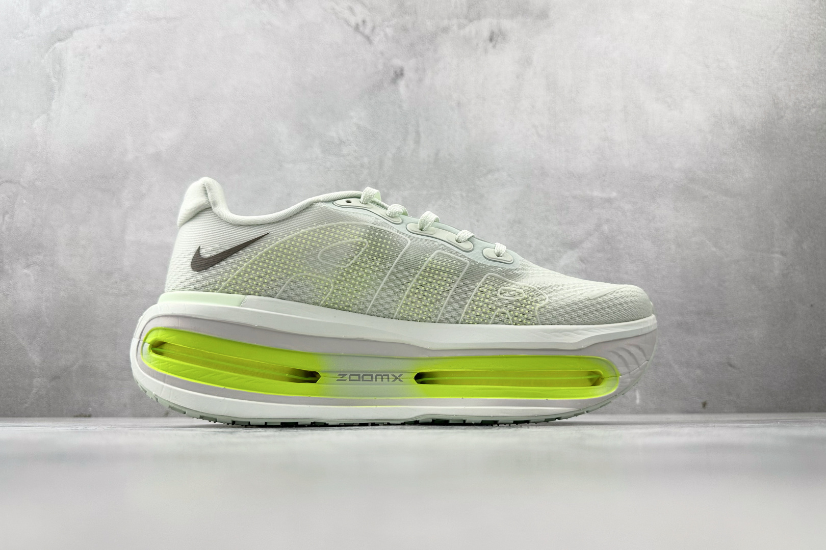 260 全套数据私模 Nike Vomero Vomero Premium 月色 HQ2050-101