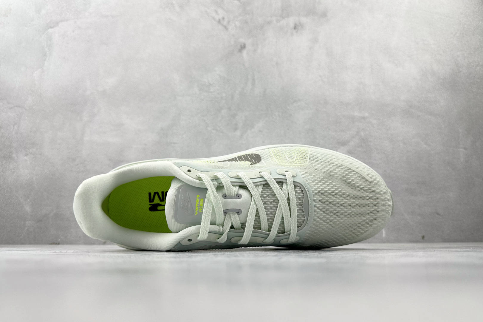 260 全套数据私模 Nike Vomero Vomero Premium 月色 HQ2050-101