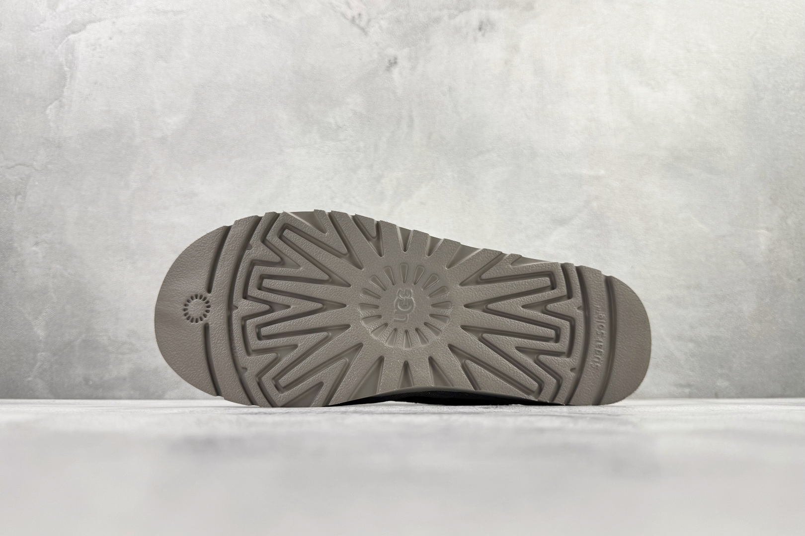 300 PALACE x UGG Tasman 黑色 1122553-B