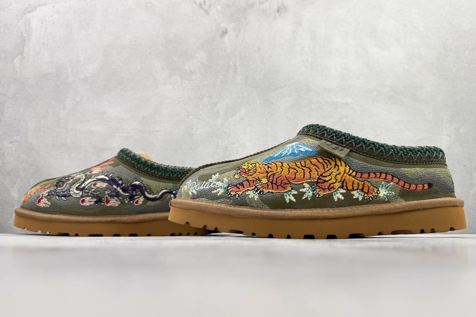 300 PALACE x UGG Tasman绿色 1122553 FRSN