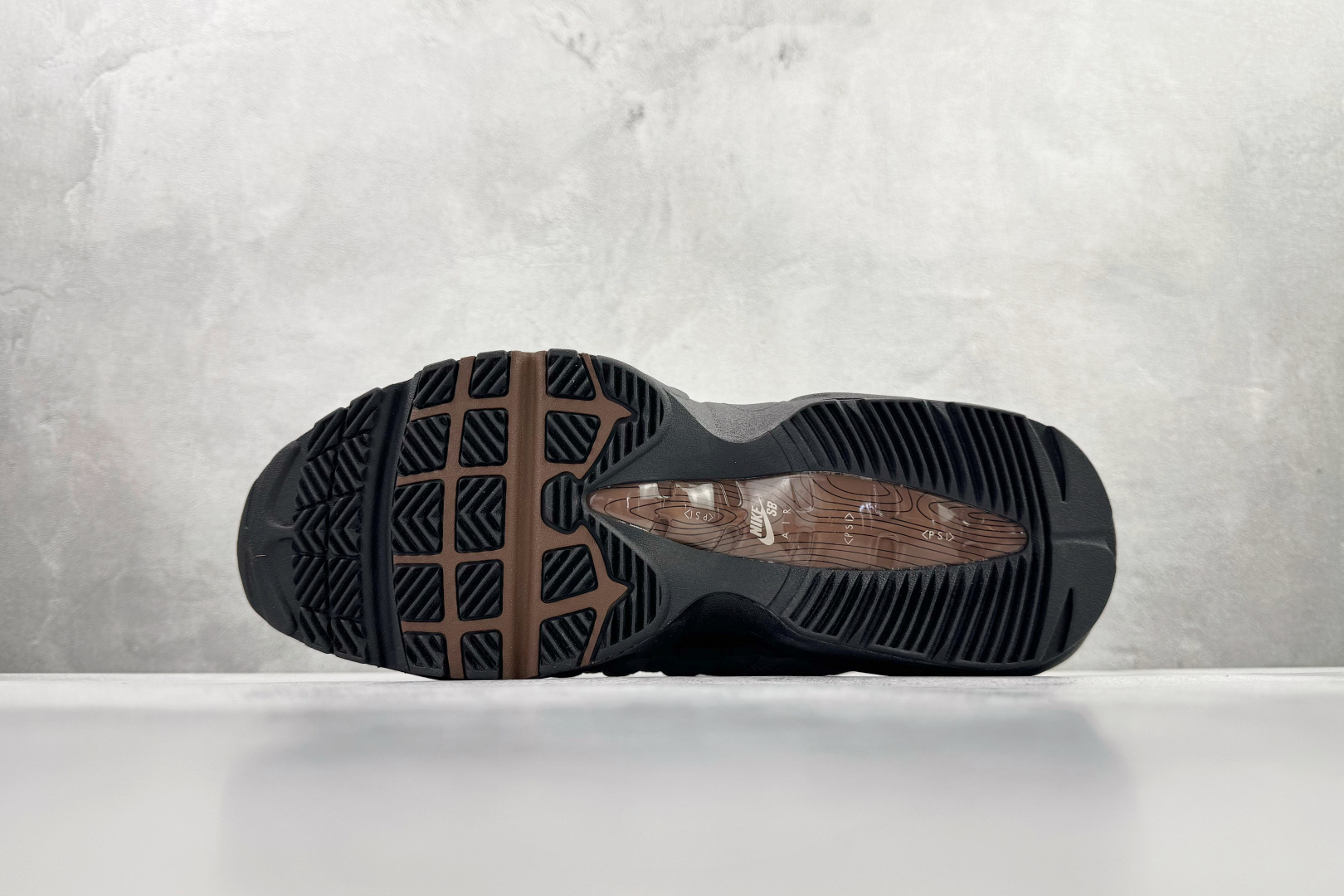 口碑神作 Nike SB x Nike Air 95 灰棕 HF7545-002