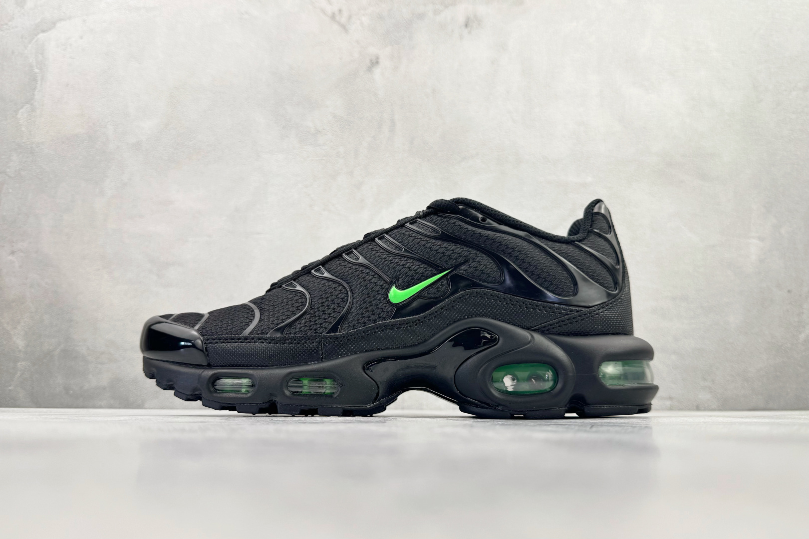 Max Nike Air Max Plus 黑绿货号：DM0032-024尺码：36 36.5 37.5