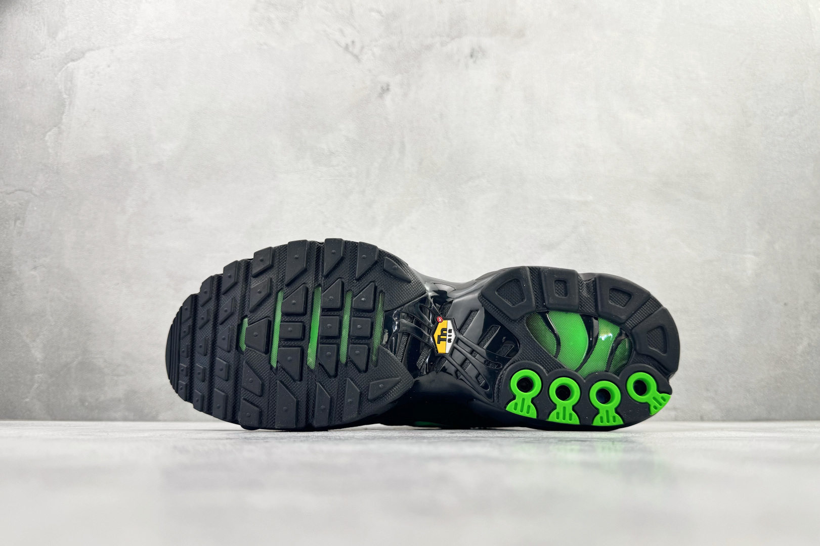 Max Nike Air Max Plus 黑绿货号：DM0032-024尺码：36 36.5 37.5