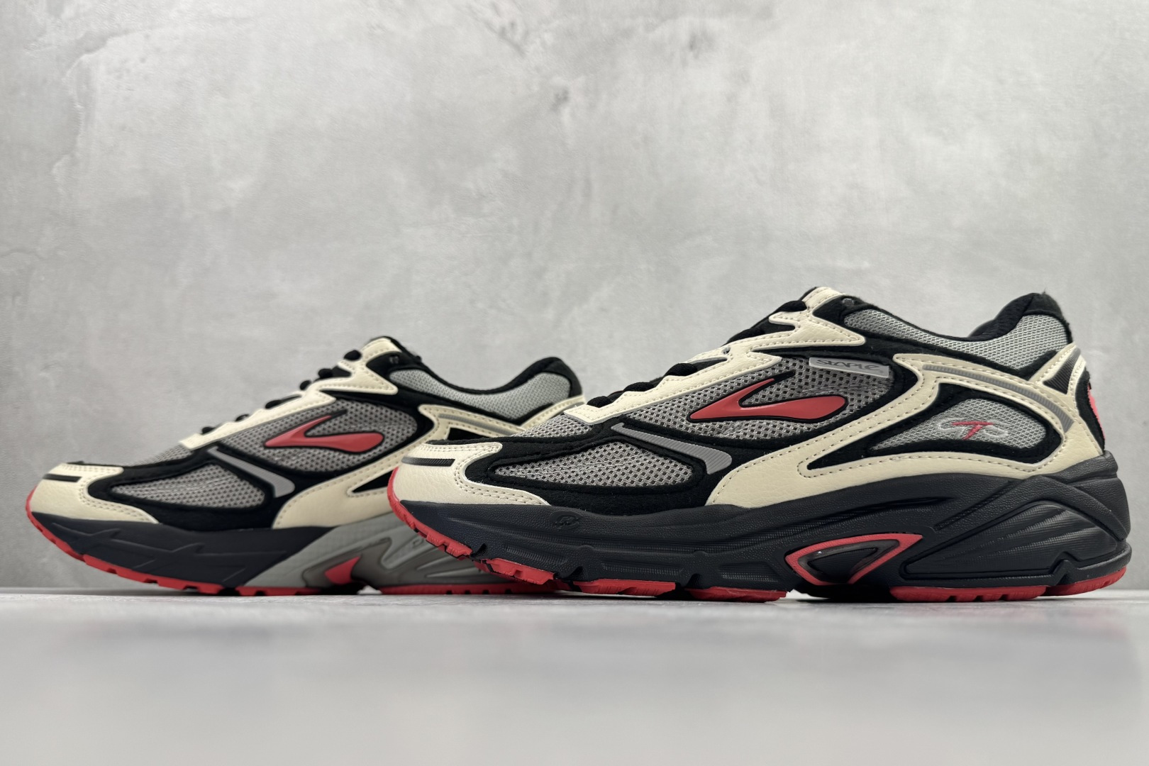 东南亚订单 staple x Brooks布鲁克斯 Adrenaline GTS 4 黑白 1105081D042