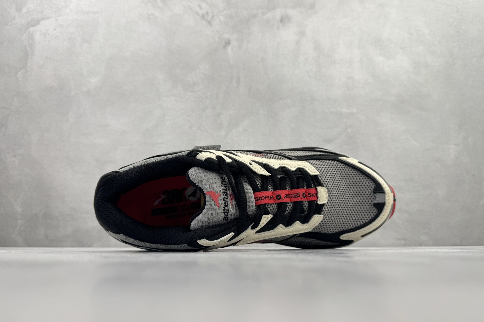 东南亚订单 staple x Brooks布鲁克斯 Adrenaline GTS 4 黑白 1105081D042
