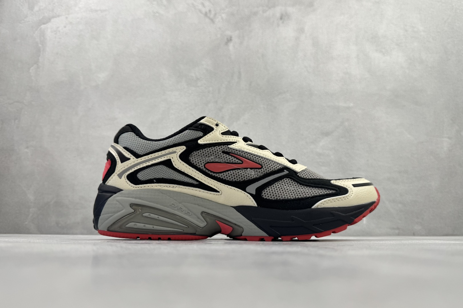 东南亚订单 staple x Brooks布鲁克斯 Adrenaline GTS 4 黑白 1105081D042