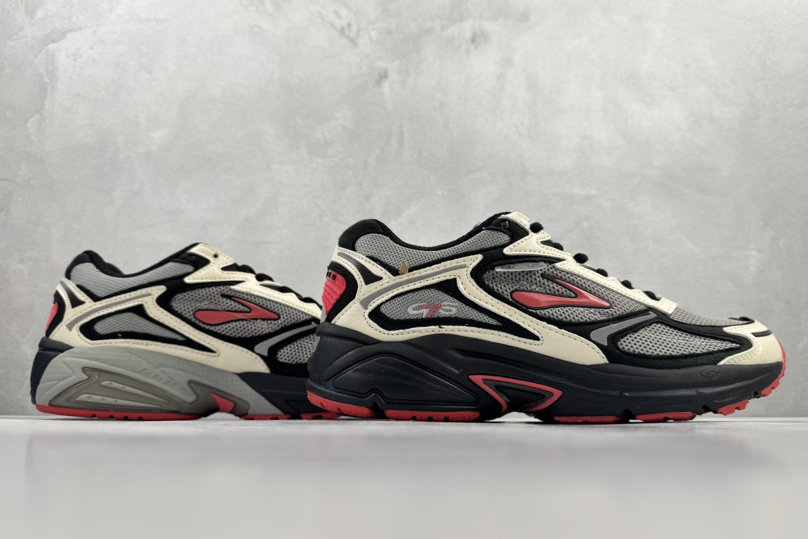 东南亚订单 staple x Brooks布鲁克斯 Adrenaline GTS 4 黑白 1105081D042