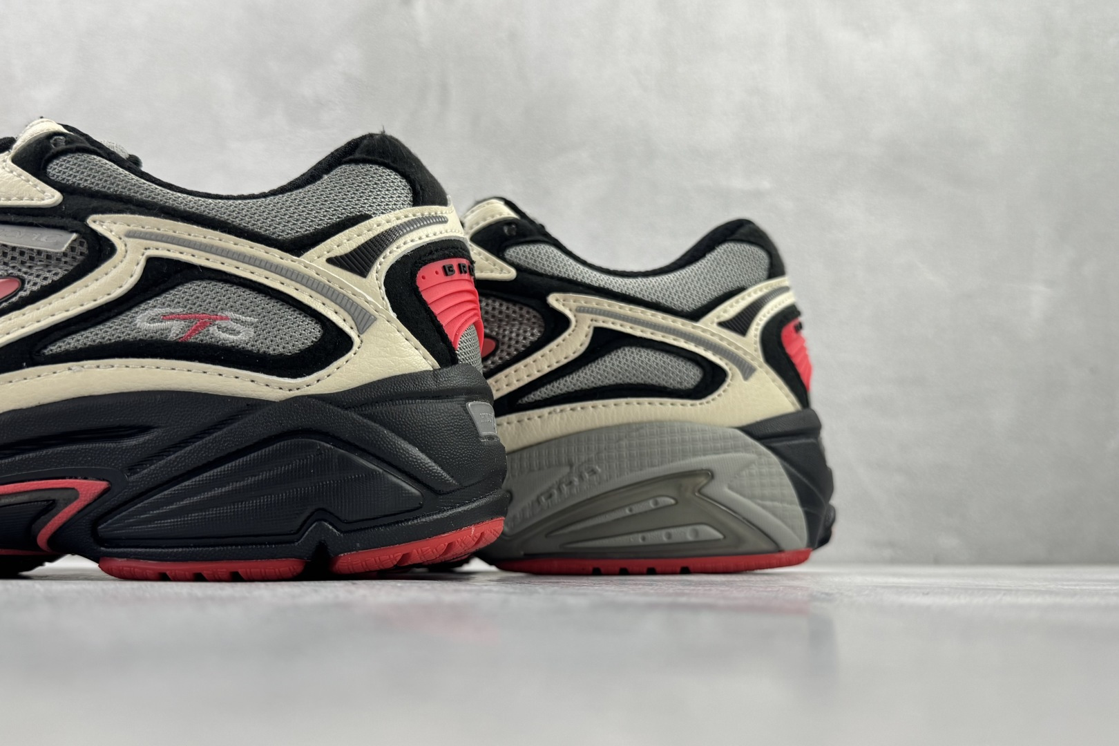 东南亚订单 staple x Brooks布鲁克斯 Adrenaline GTS 4 黑白 1105081D042