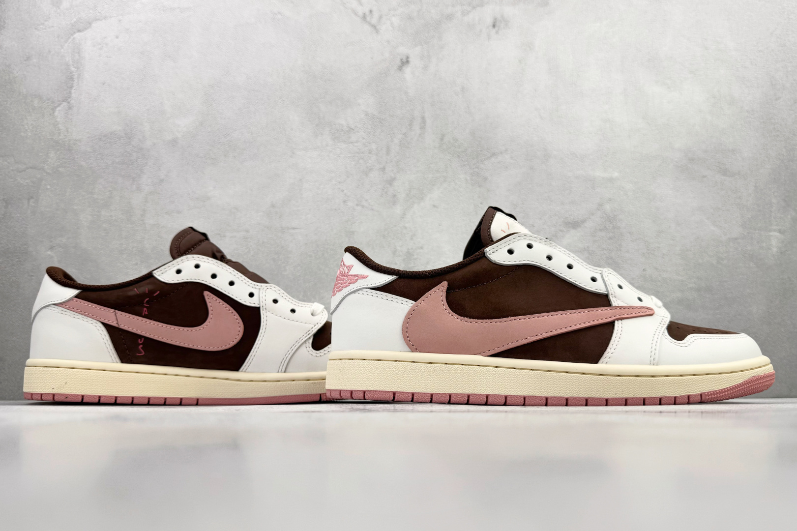 380 东南亚订单 Travis Scott x Jordan Air Jordan 1 白棕粉 DZ4137-206
