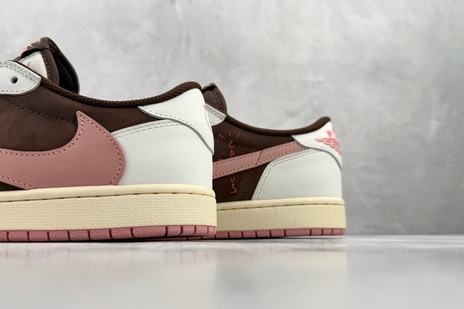 380 东南亚订单 Travis Scott x Jordan Air Jordan 1 白棕粉 DZ4137-206