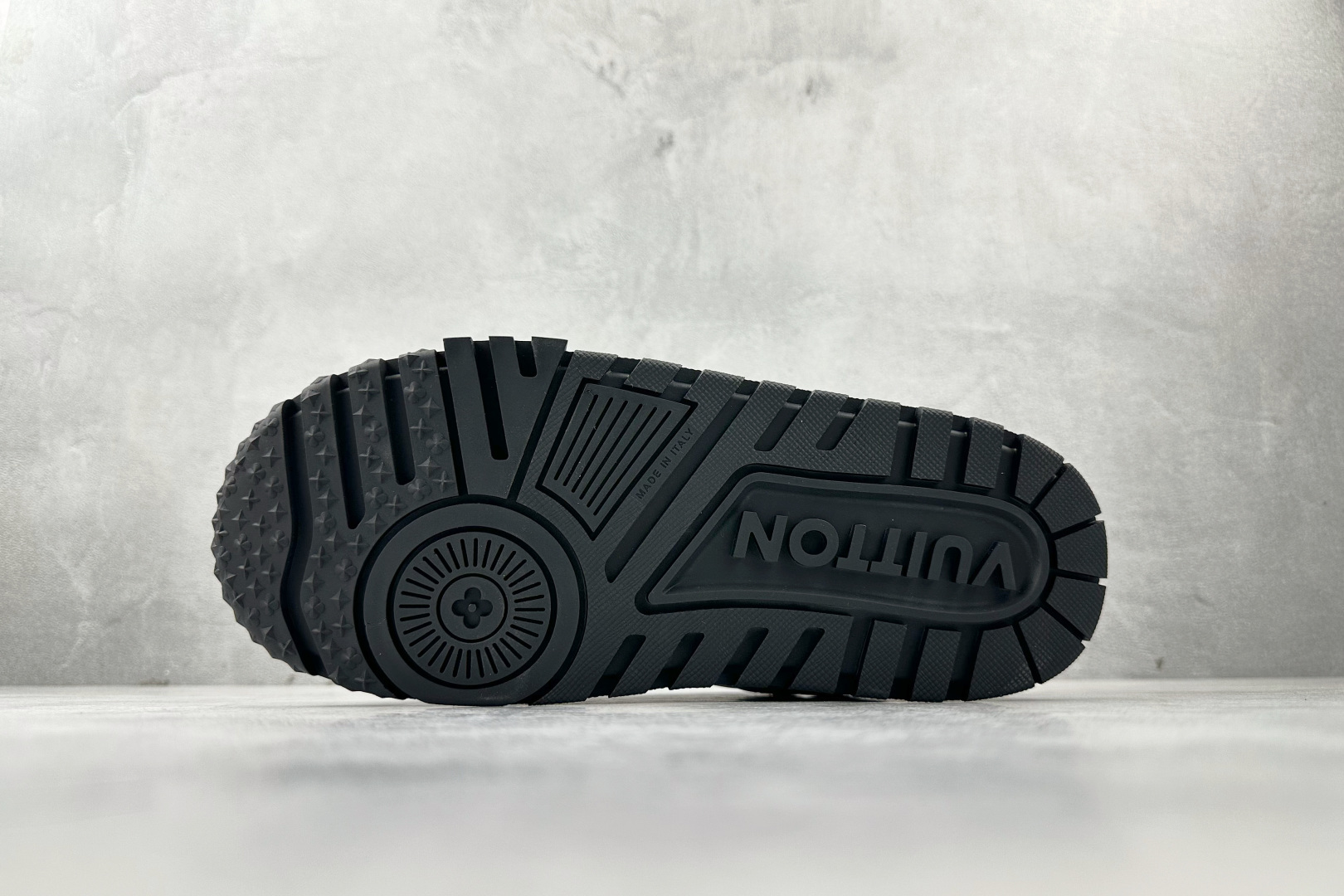 480 LOUIS VUITTTrainer Maxi 小胖丁 白黑 1ABZQ9