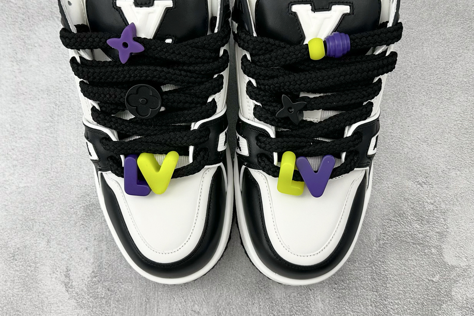 480 LOUIS VUITTTrainer Maxi 小胖丁 白黑 1ABZQ9