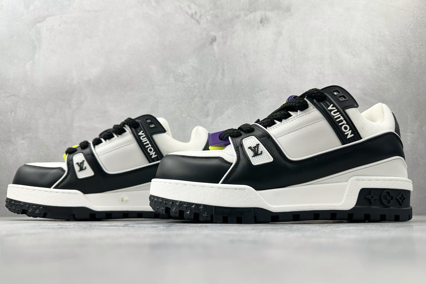 480 LOUIS VUITTTrainer Maxi 小胖丁 白黑 1ABZQ9