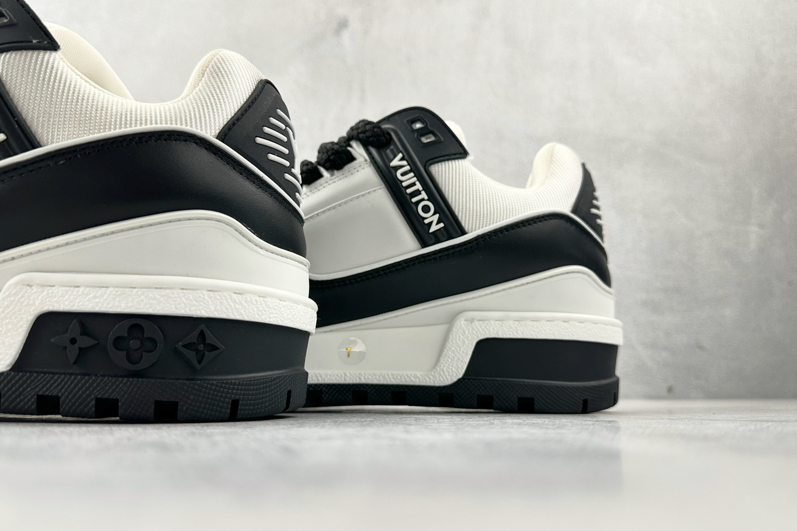 480 LOUIS VUITTTrainer Maxi 小胖丁 白黑 1ABZQ9