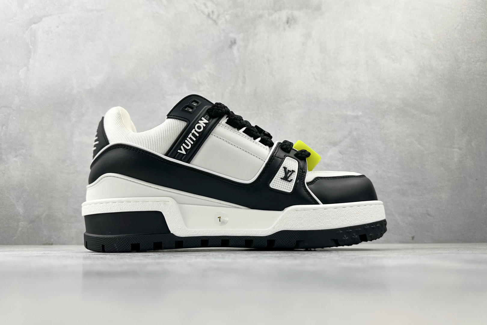 480 LOUIS VUITTTrainer Maxi 小胖丁 白黑 1ABZQ9