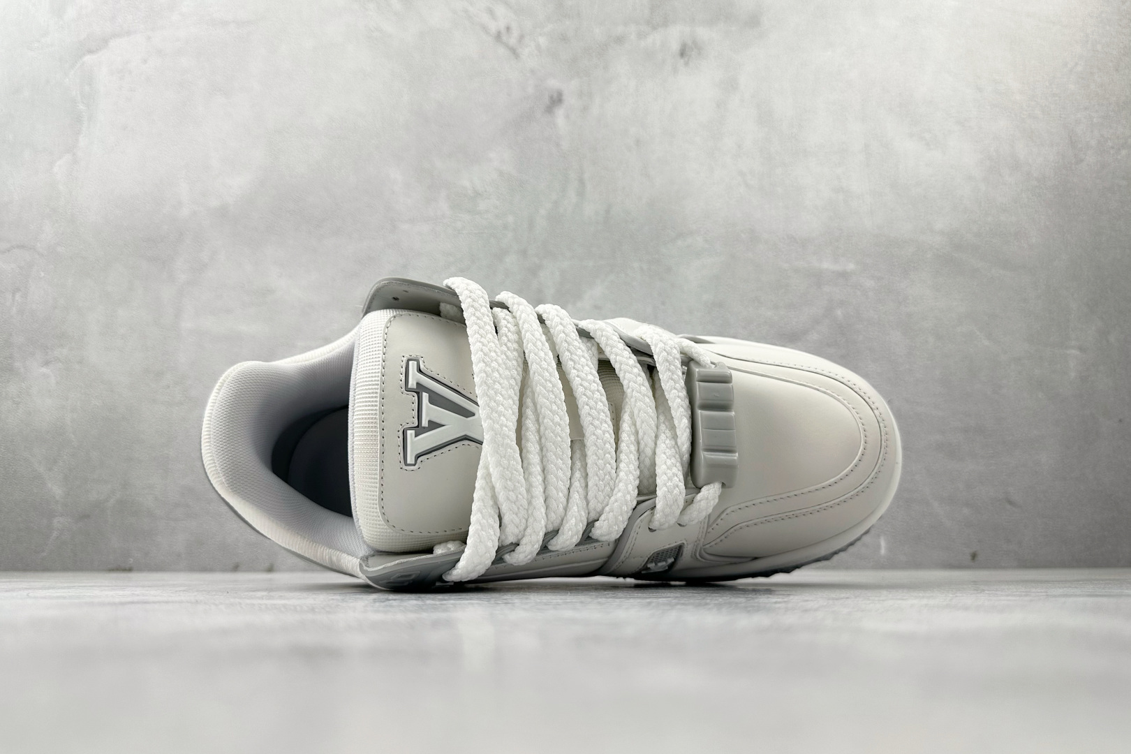 480 LOUIS VUITTTrainer Maxi 小胖丁 白灰 1ACPPZ