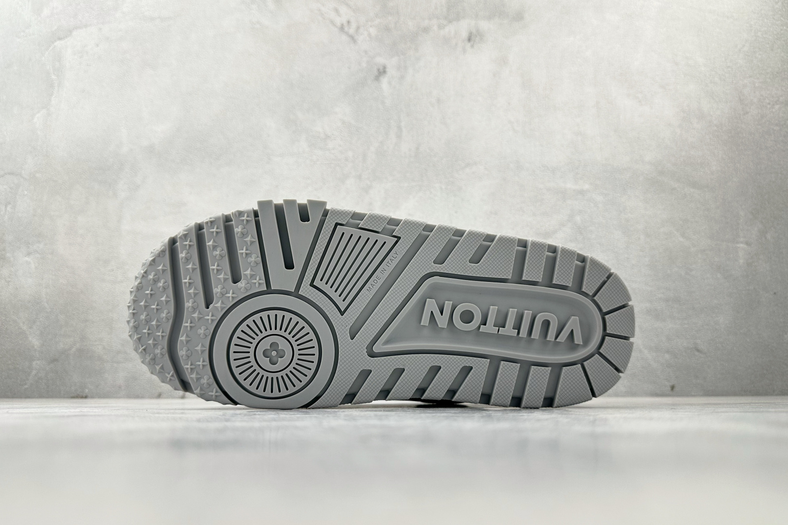 480 LOUIS VUITTTrainer Maxi 小胖丁 白灰 1ACPPZ