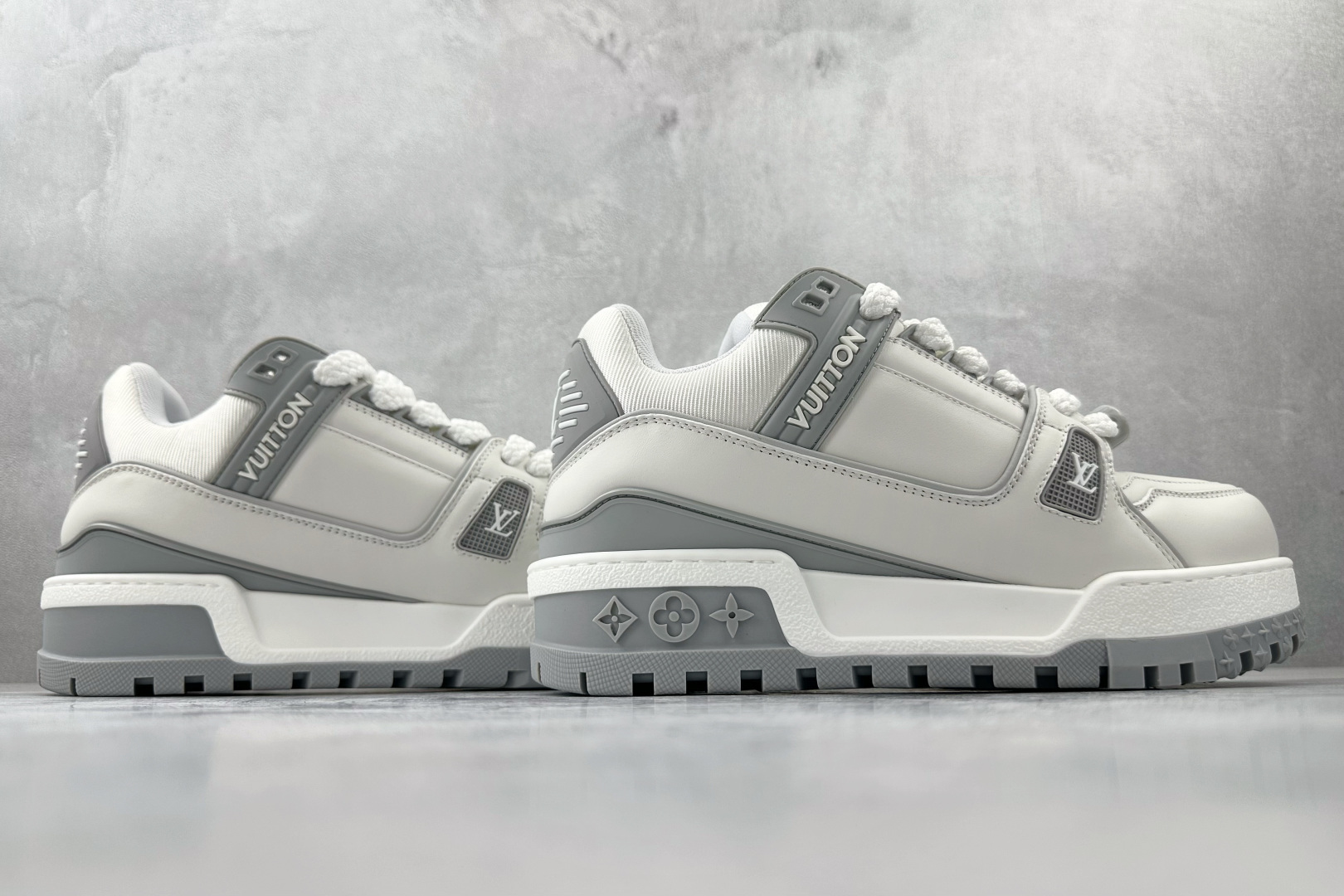 480 LOUIS VUITTTrainer Maxi 小胖丁 白灰 1ACPPZ