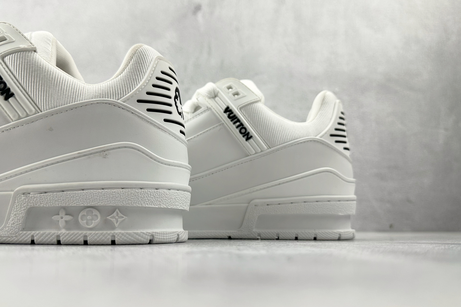 430 LOUIS VUITTx Nigo 联名款 Trainer FW25 白色 1AIKR3