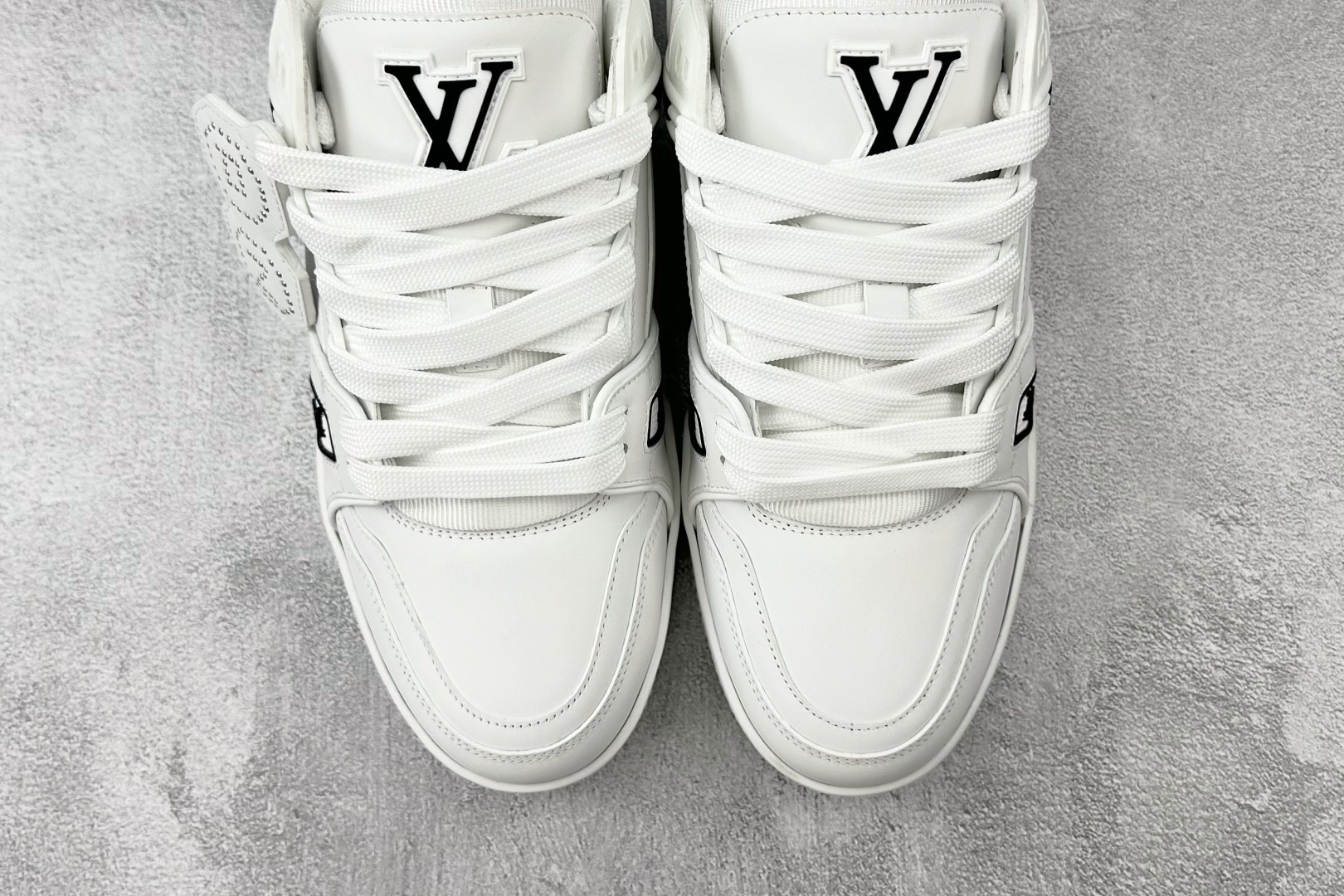 430 LOUIS VUITTx Nigo 联名款 Trainer FW25 白色 1AIKR3