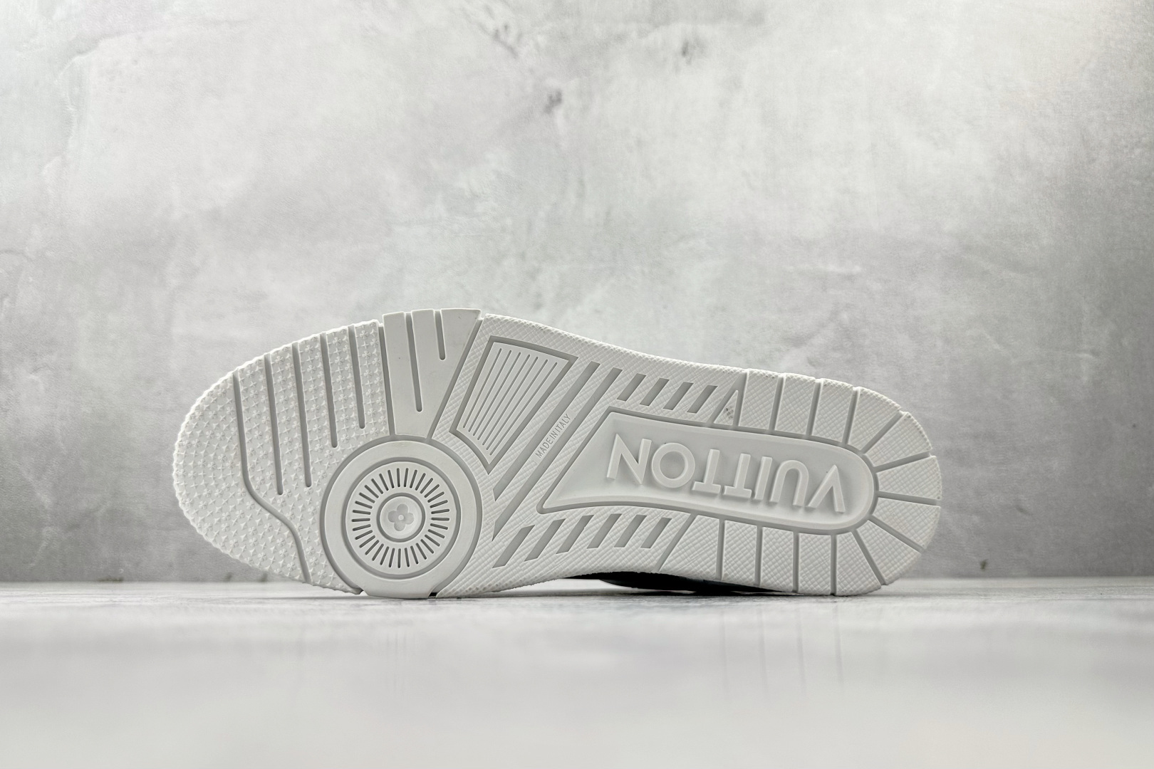 430 LOUIS VUITTx Nigo 联名款 Trainer FW25 白色 1AIKR3