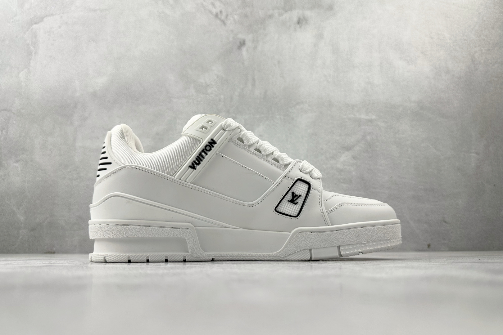 430 LOUIS VUITTx Nigo 联名款 Trainer FW25 白色 1AIKR3