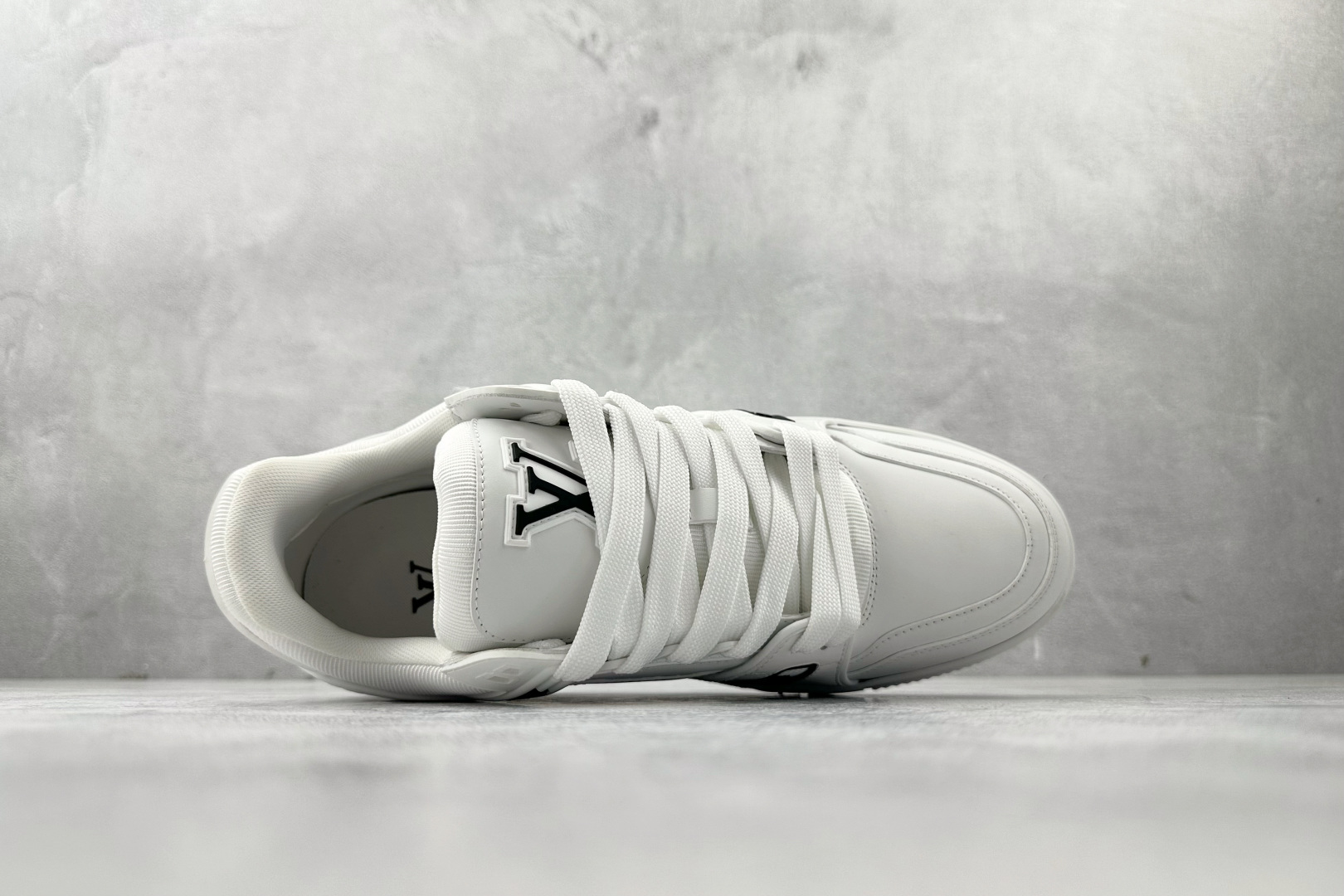 430 LOUIS VUITTx Nigo 联名款 Trainer FW25 白色 1AIKR3