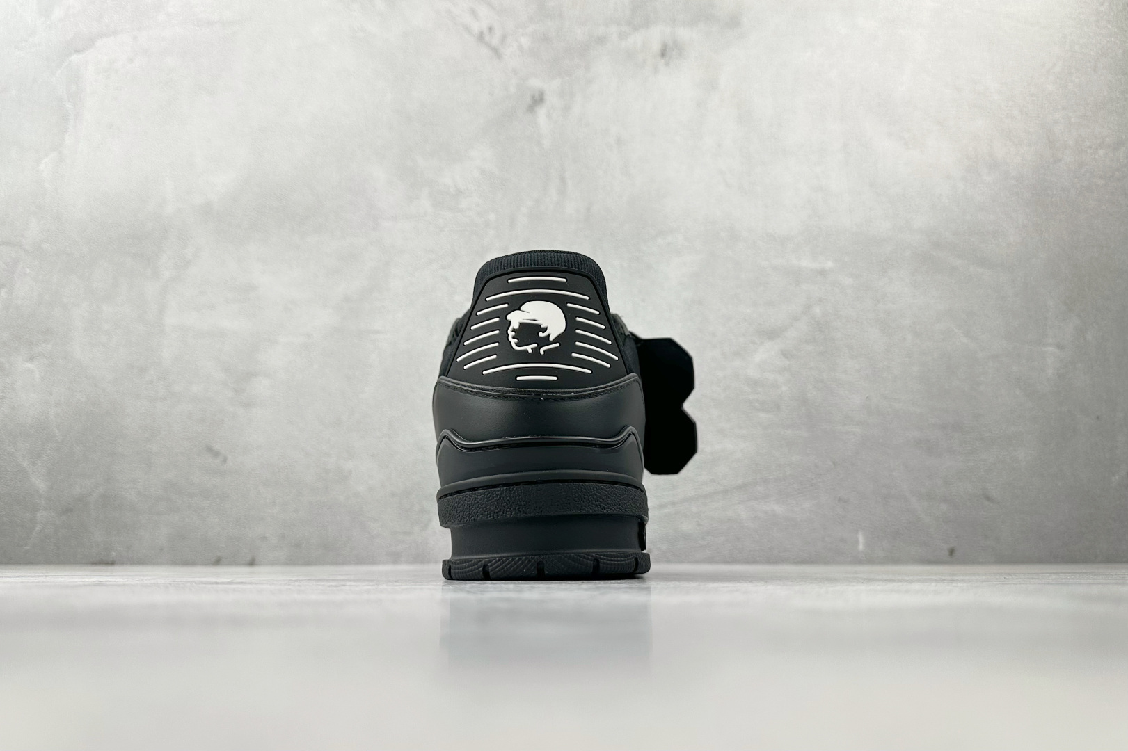 430 LOUIS VUITTx Nigo 联名款 Trainer FW25 黑色 1AIK