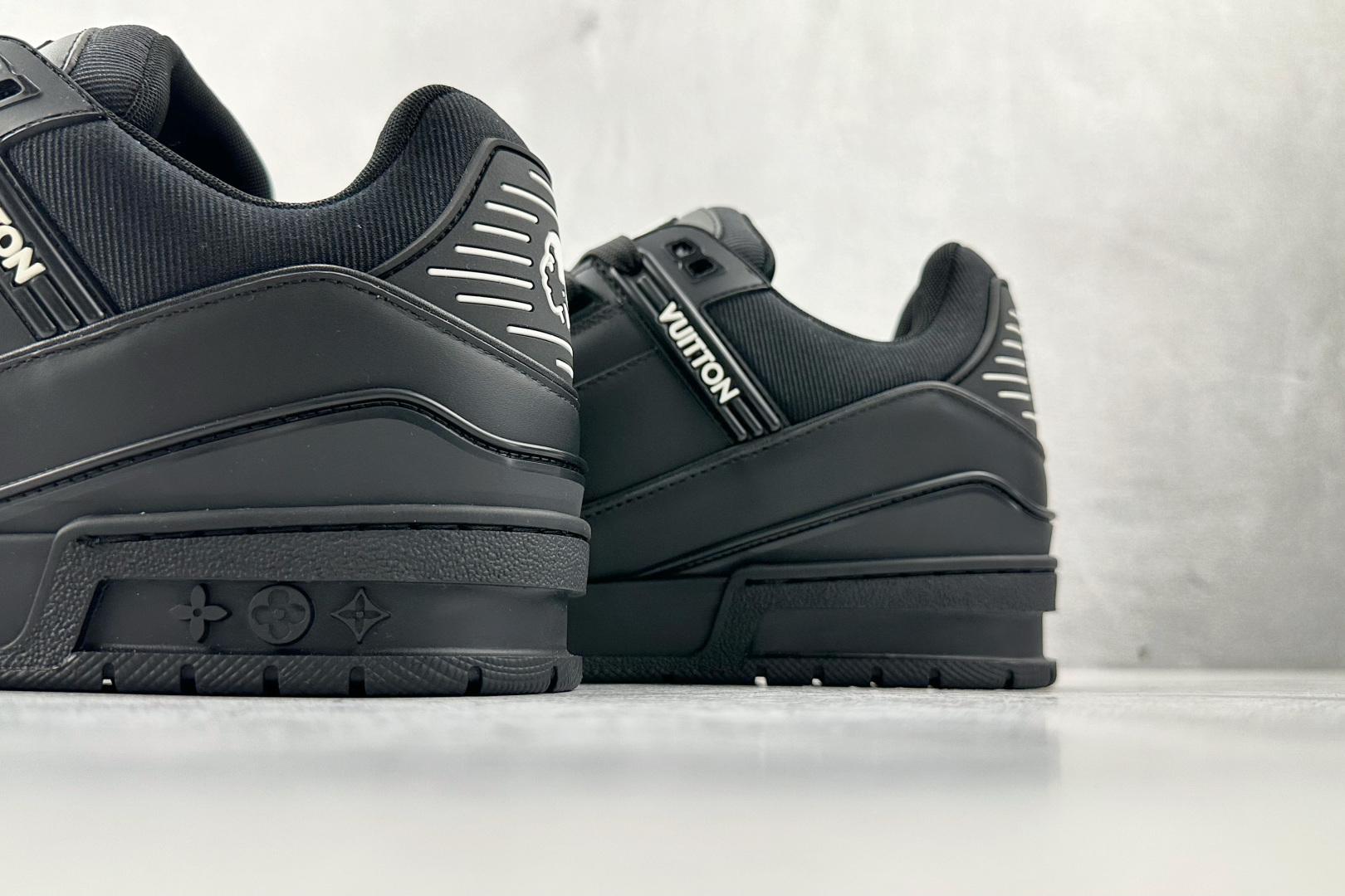 430 LOUIS VUITTx Nigo 联名款 Trainer FW25 黑色 1AIK