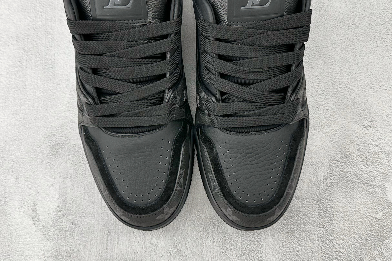 430 LOUIS VUITTTrainer Monogram 黑色 1ADH49