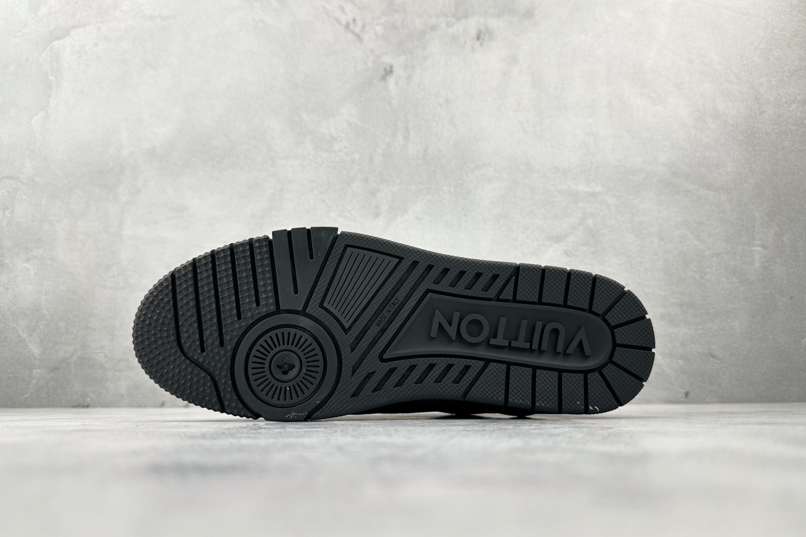 430 LOUIS VUITTTrainer Monogram 黑色 1ADH49