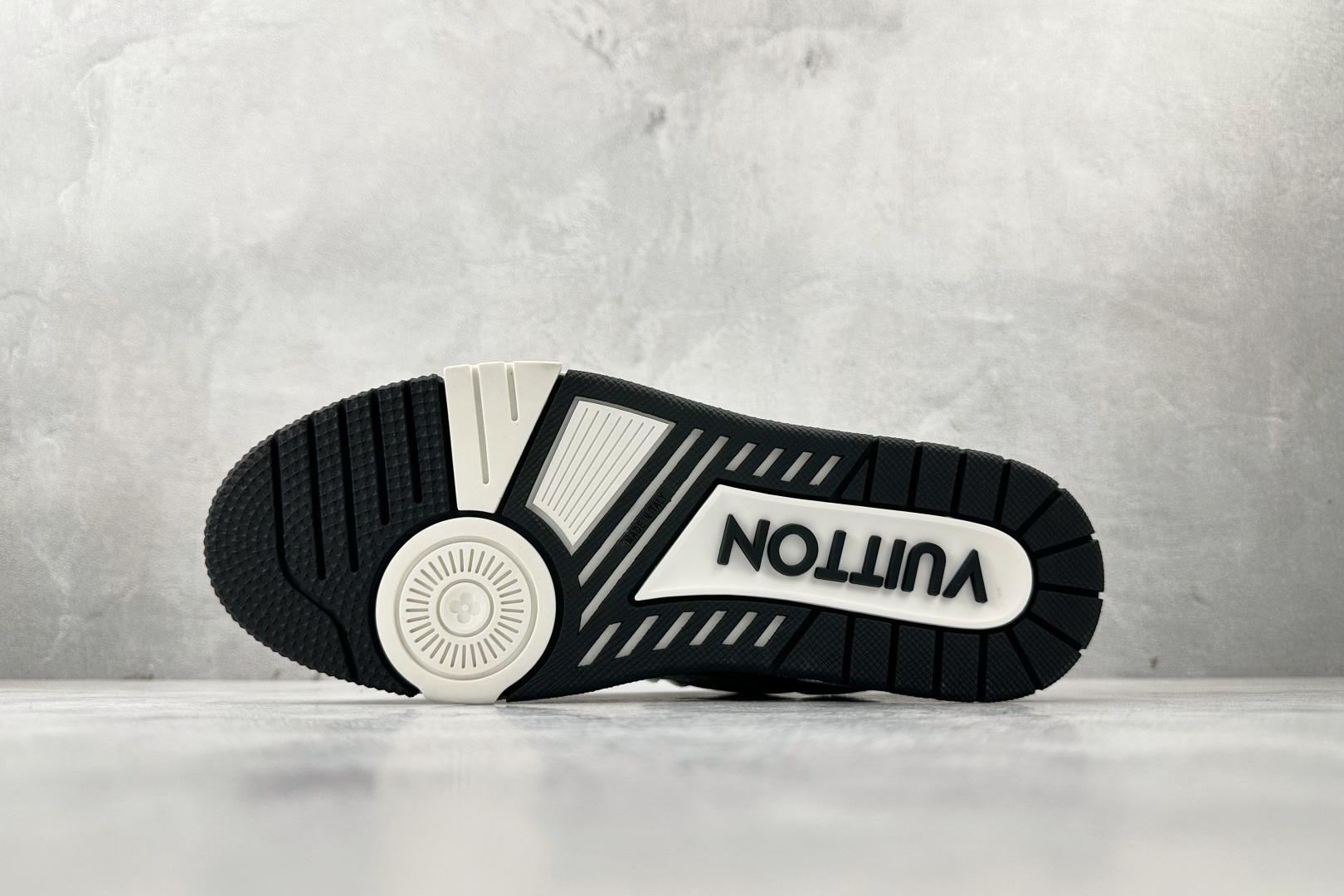 430 LOUIS VUITTTrainer 黑白 1AC2A5