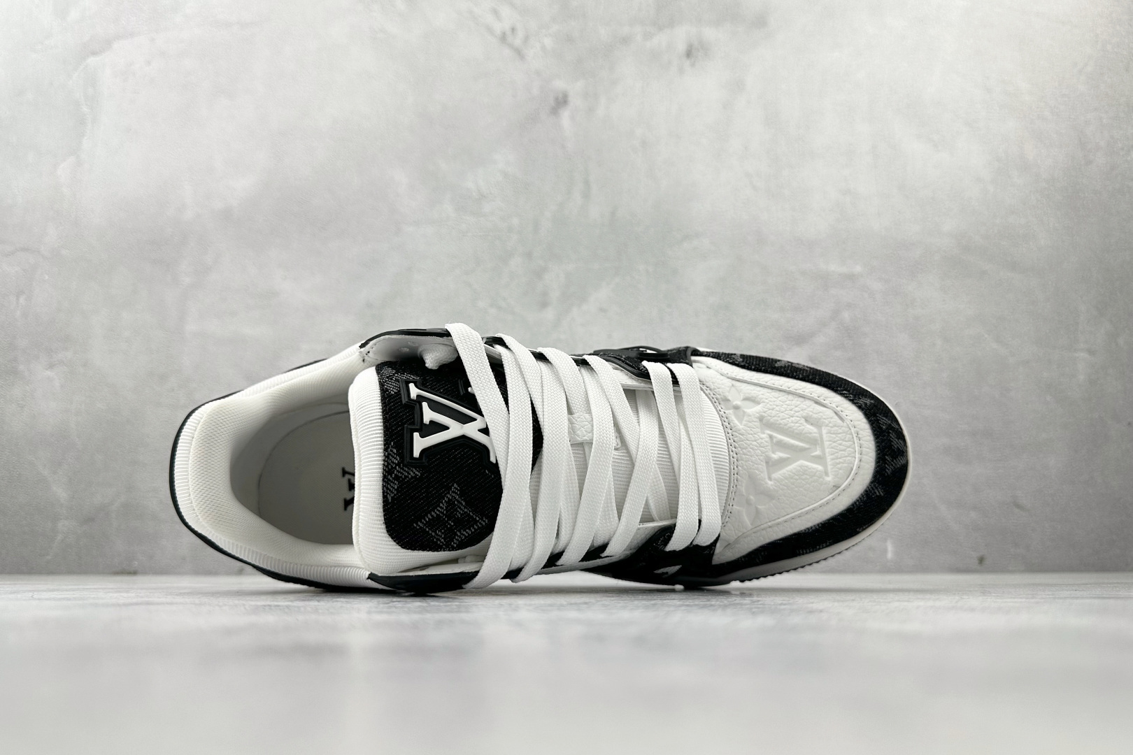 430 LOUIS VUITTTrainer 黑白 1AC2A5