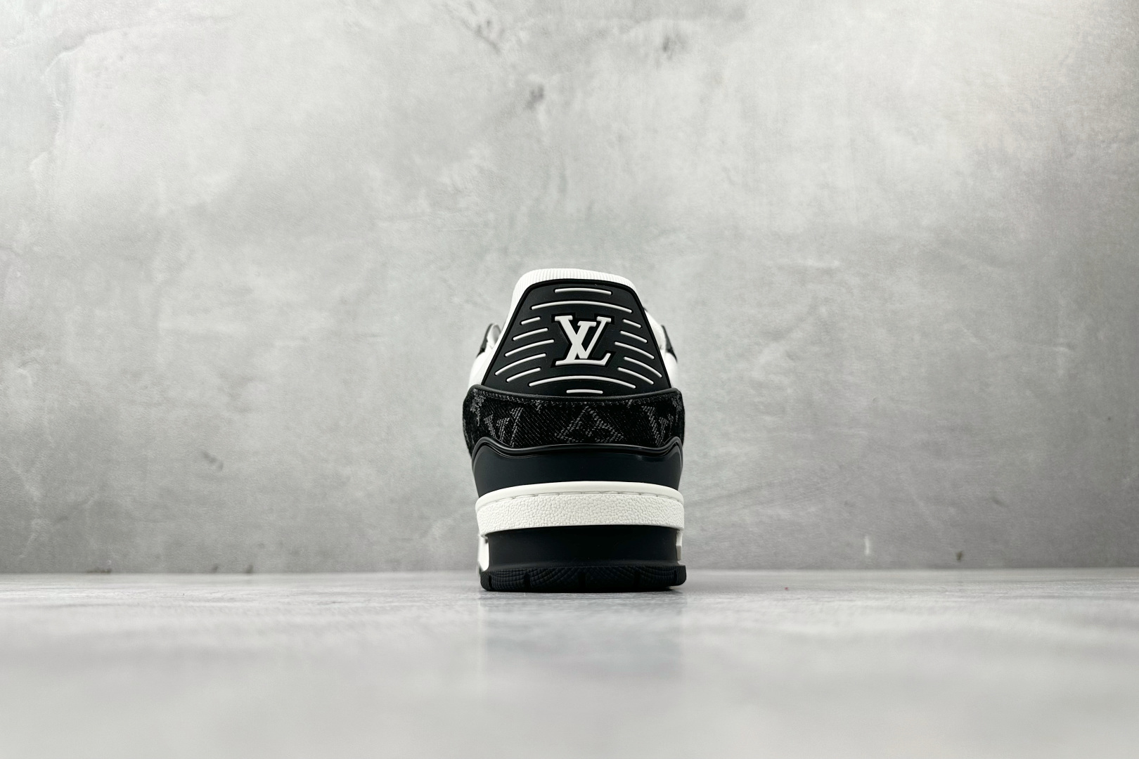 430 LOUIS VUITTTrainer 黑白 1AC2A5