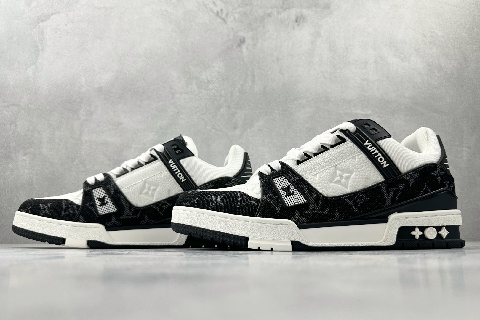 430 LOUIS VUITTTrainer 黑白 1AC2A5