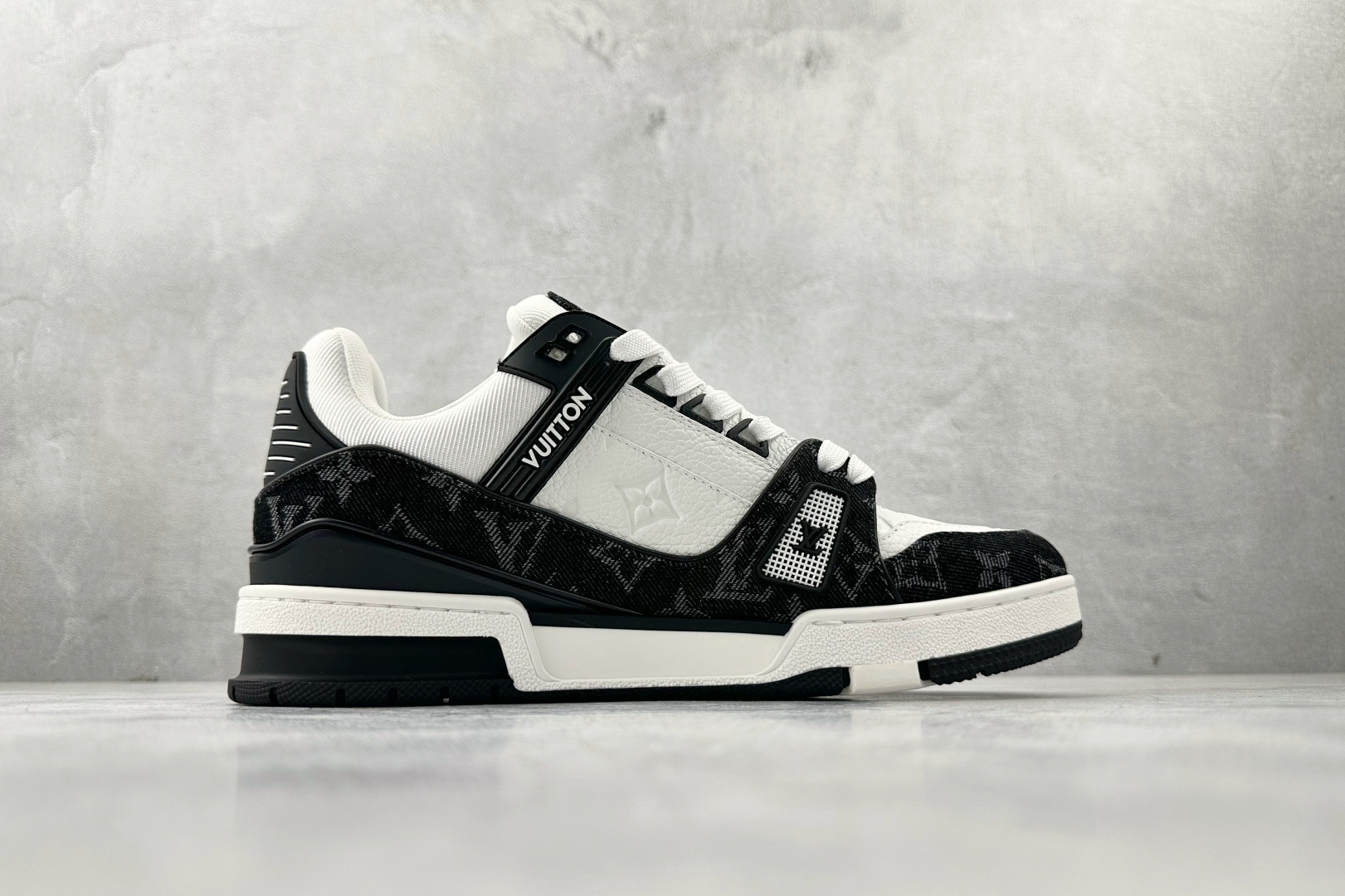 430 LOUIS VUITTTrainer 黑白 1AC2A5