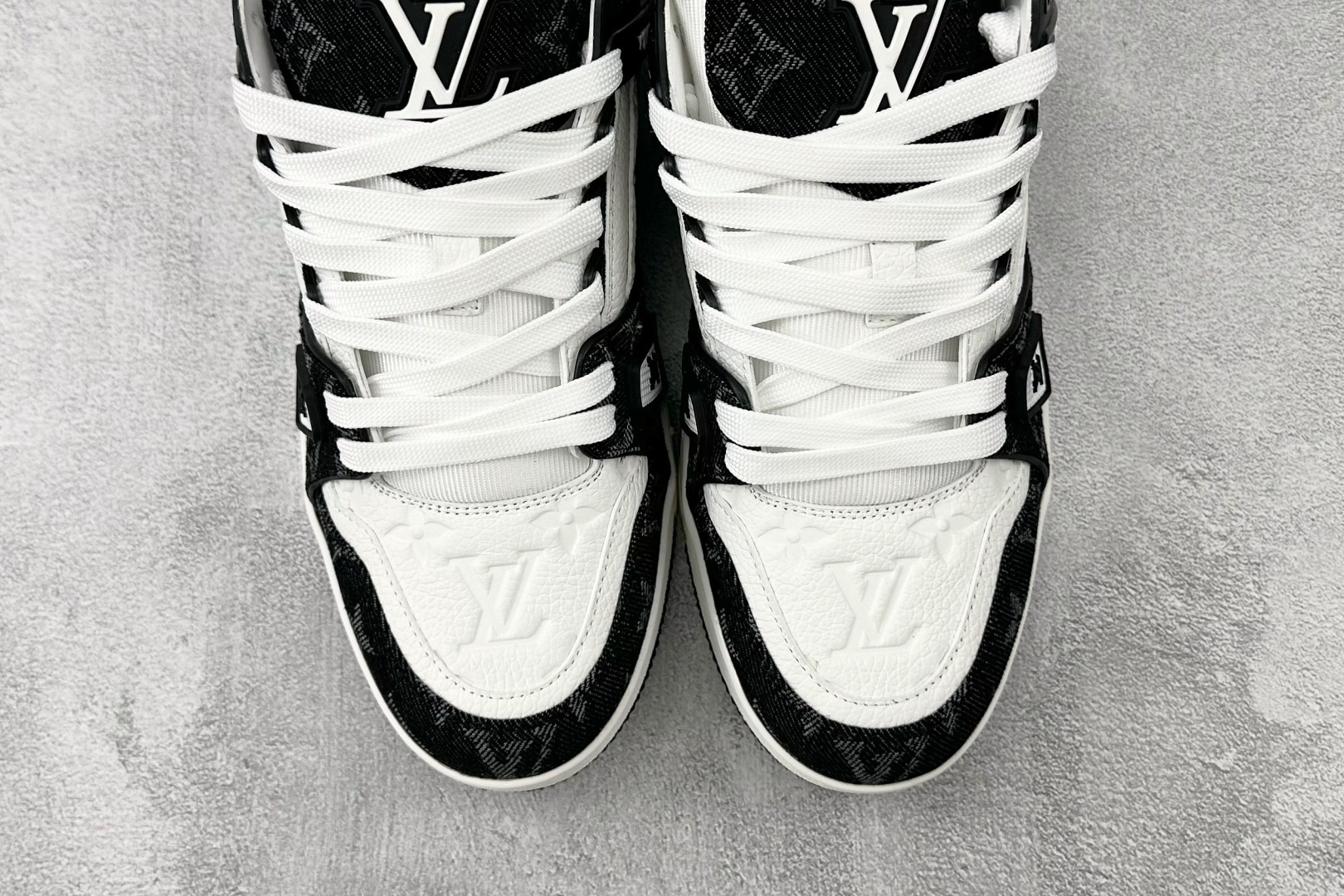 430 LOUIS VUITTTrainer 黑白 1AC2A5