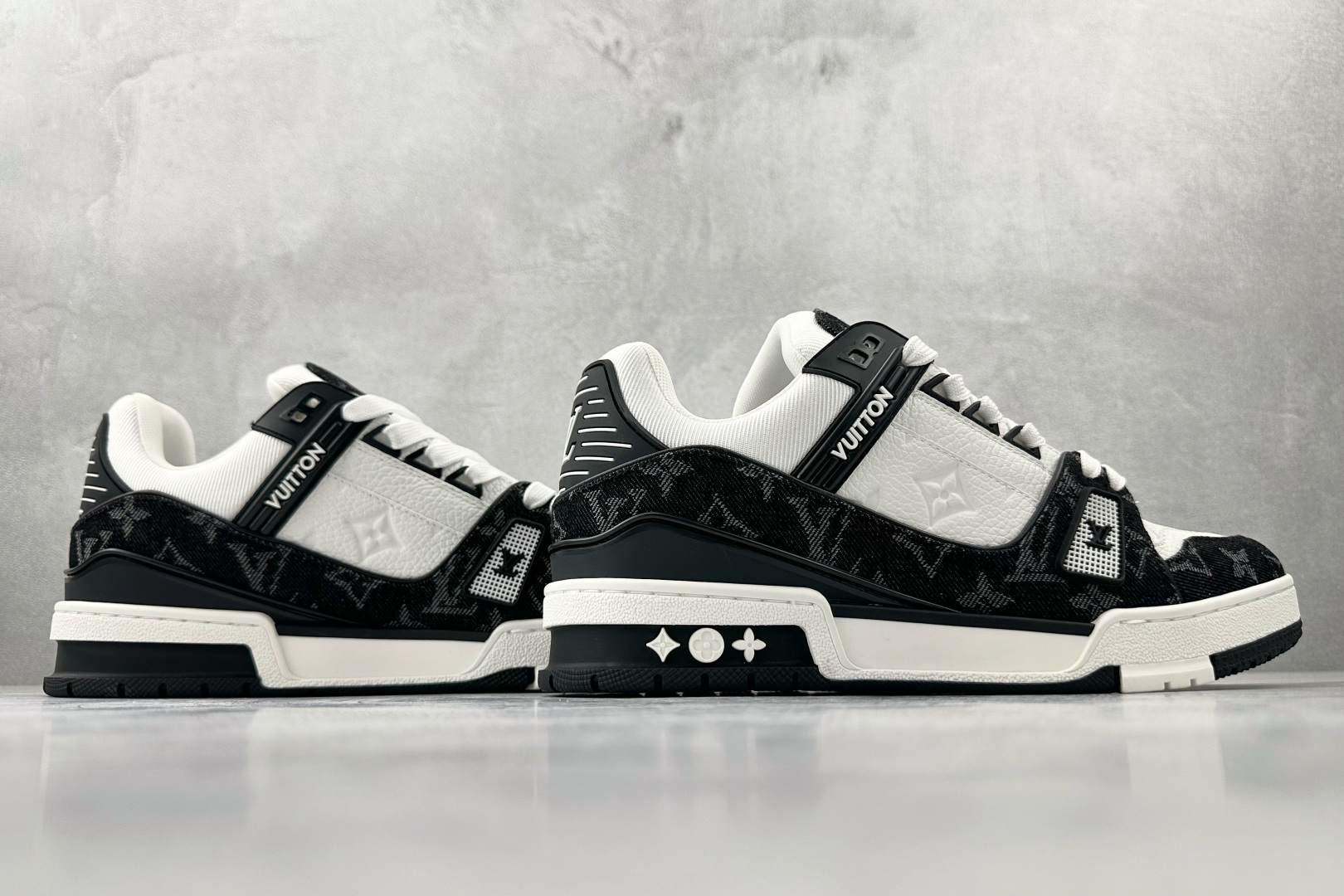 430 LOUIS VUITTTrainer 黑白 1AC2A5