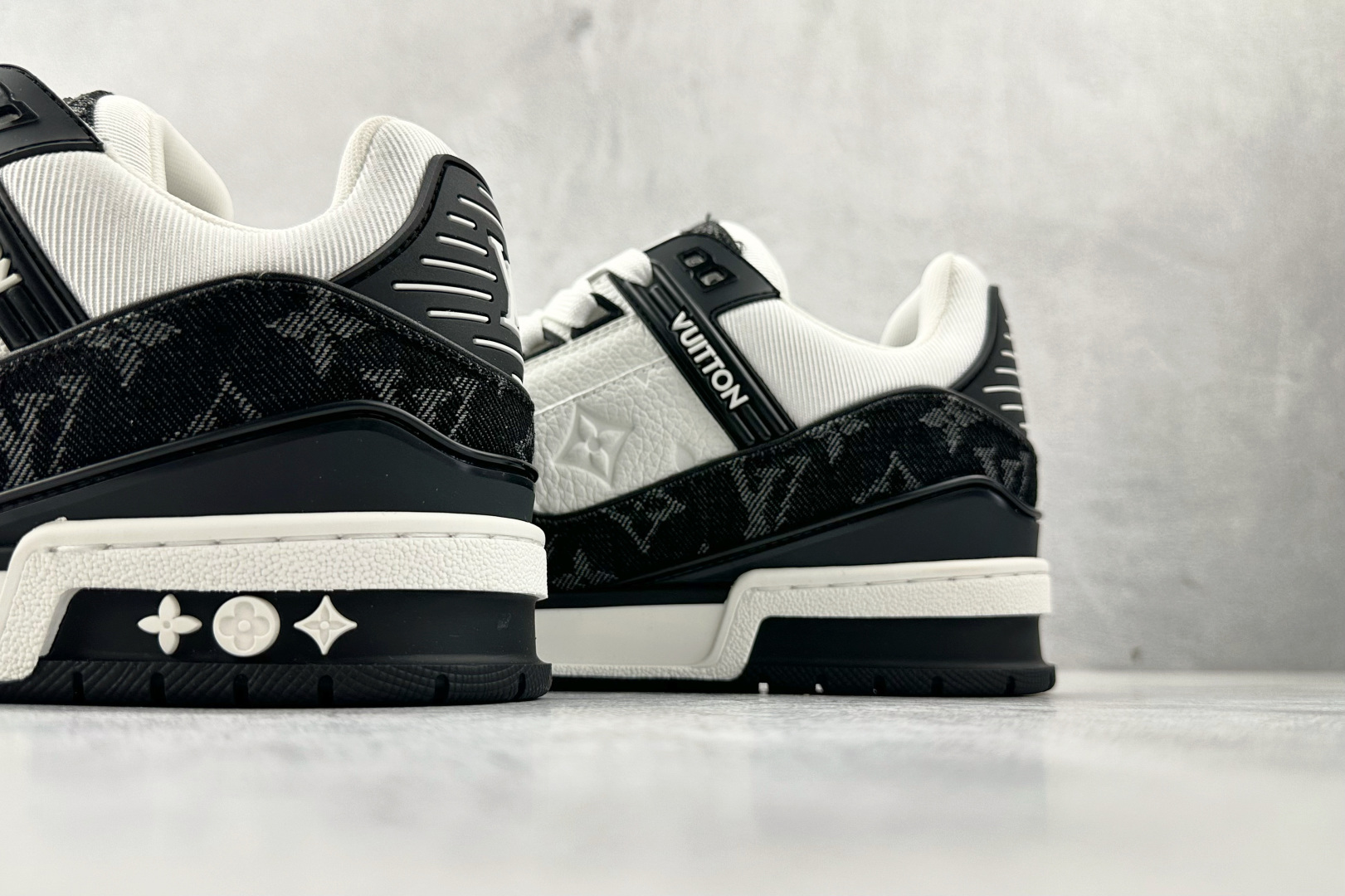 430 LOUIS VUITTTrainer 黑白 1AC2A5