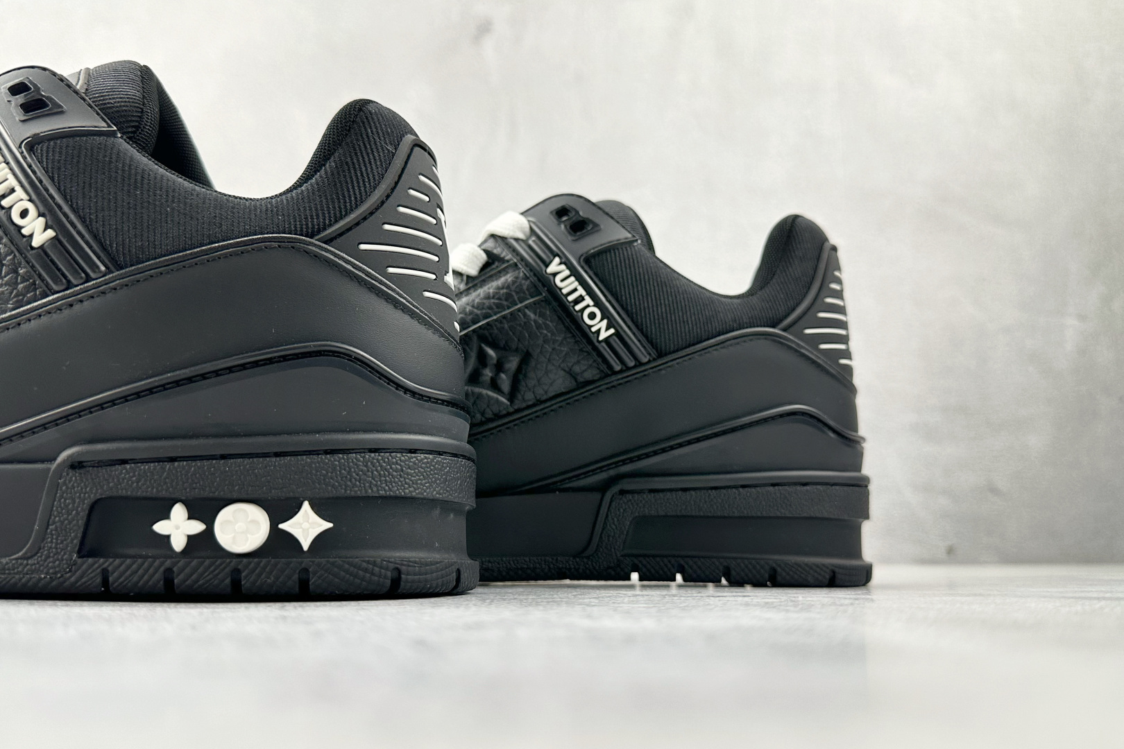 430 LOUIS VUITTTrainer 黑色 1AAREW