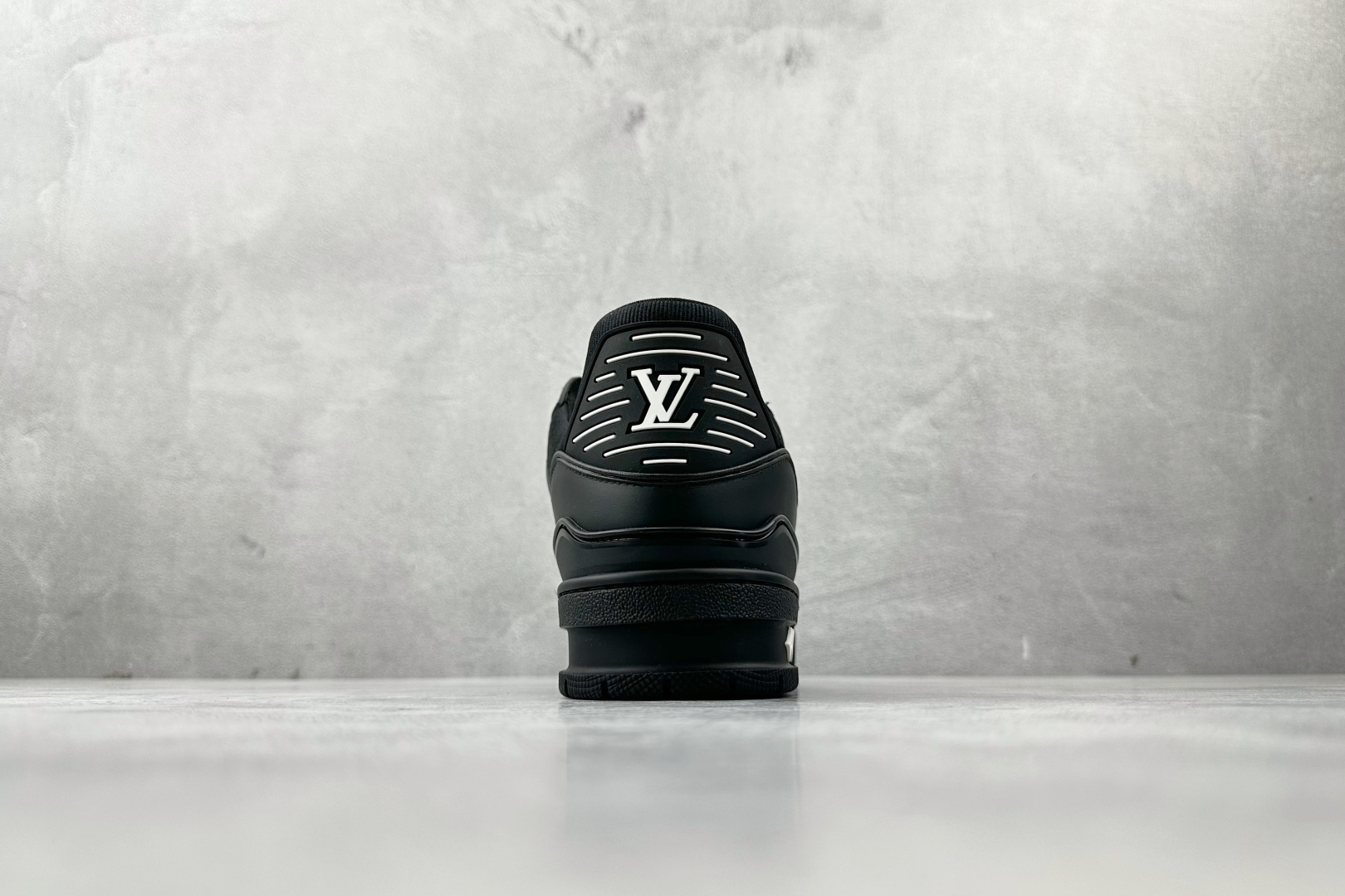 430 LOUIS VUITTTrainer 黑色 1AAREW