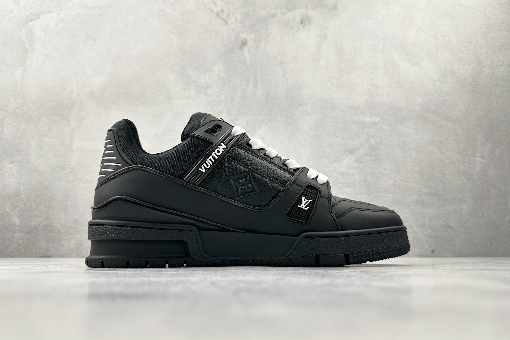 430 LOUIS VUITTTrainer 黑色 1AAREW