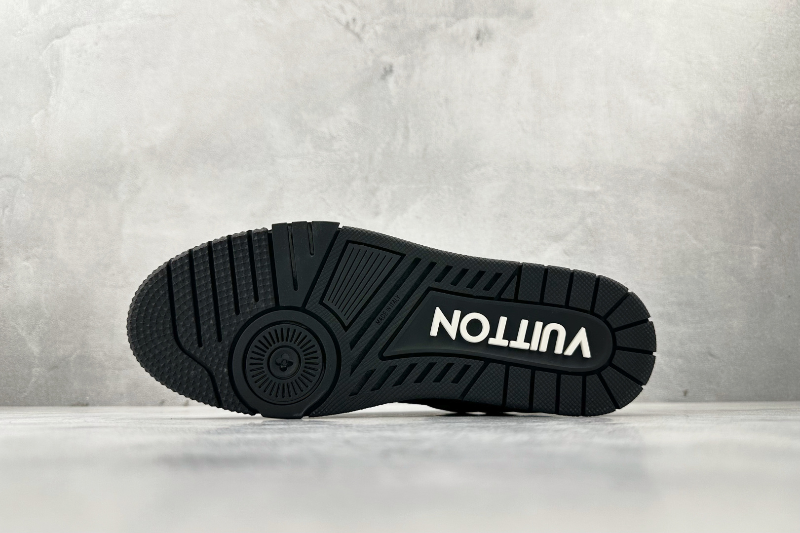 430 LOUIS VUITTTrainer 黑色 1AAREW